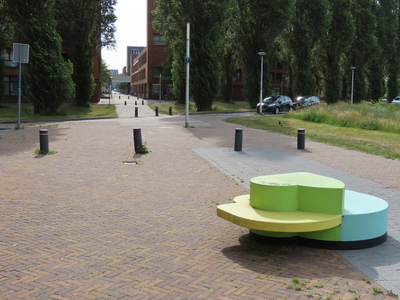 915096 Gezicht op een deel van het Ella Fitzgeraldplein, met rechts een kunstzinnig zitelement en op de achtergrond de ...